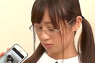 /images/The young teacher was solicited by the female student
